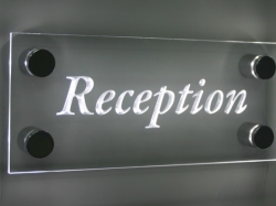 Светящаяся табличка на ресепшн