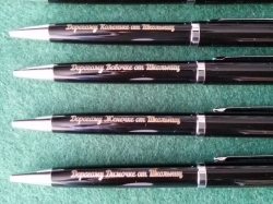 Гравировка текста на ручке для подарка