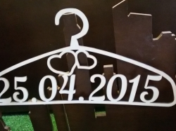 Дата свадьбы с необычной рамкой-вешалкой